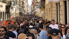 Υπερτουρισμός: Σκηνές χάους σε Ποζιτάνο και Ρώμη