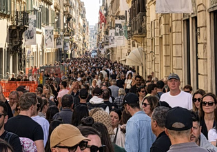 Υπερτουρισμός: Σκηνές χάους σε Ποζιτάνο και Ρώμη