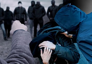 Άγριο επεισόδιο στην Καλλιθέα: Δέκα άτομα επιτέθηκαν σε δύο νεαρούς – Επτά συλλήψεις ανηλίκων