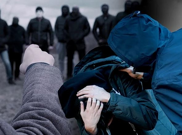 Άγριο επεισόδιο στην Καλλιθέα: Δέκα άτομα επιτέθηκαν σε δύο νεαρούς – Επτά συλλήψεις ανηλίκων