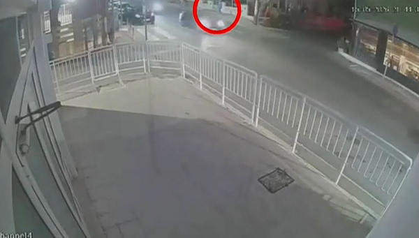 Κρήτη: Η στιγμή που γυναίκα παρασύρεται από μηχανή – Τι λέει ο σύζυγός της
