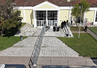 Ένταση στη δίκη για τα Τέμπη – «Σπουδάζαμε τα παιδιά μας και μας τα φέρατε σε φέρετρα», φώναξε ο Πλακιάς