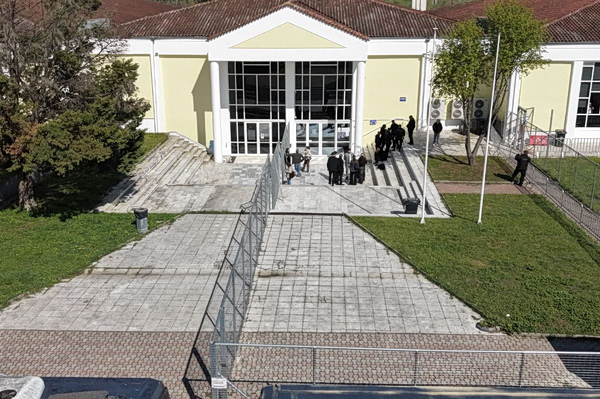 Ένταση στη δίκη για τα Τέμπη – «Σπουδάζαμε τα παιδιά μας και μας τα φέρατε σε φέρετρα», φώναξε ο Πλακιάς