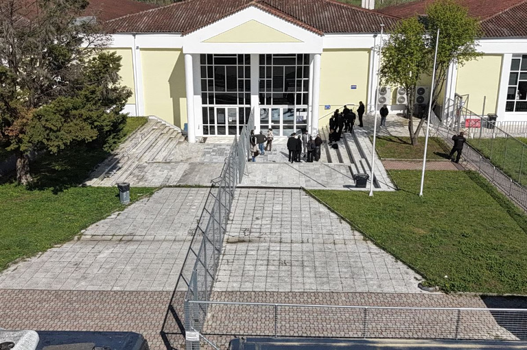 Ένταση στη δίκη για τα Τέμπη – «Σπουδάζαμε τα παιδιά μας και μας τα φέρατε σε φέρετρα», φώναξε ο Πλακιάς