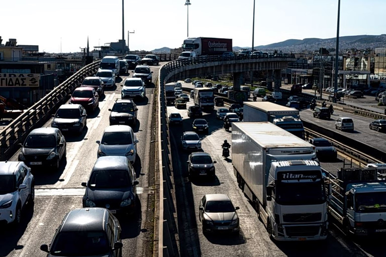 Κίνηση: Μεγάλες καθυστερήσεις σε Κηφισό και Αττική Οδό