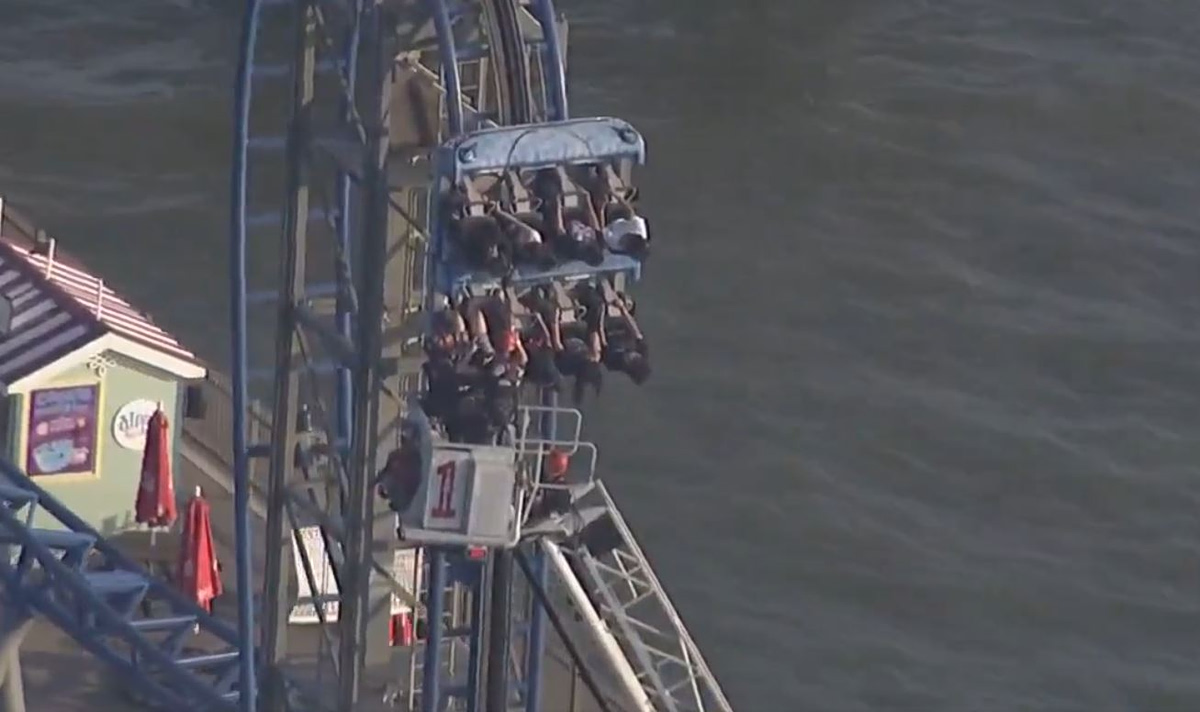 Τέξας: Οκτώ άτομα εγκλωβίστηκαν σε roller coaster σε μεγάλο ύψος