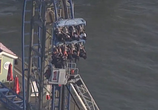 Τέξας: Οκτώ άτομα εγκλωβίστηκαν σε roller coaster σε μεγάλο ύψος