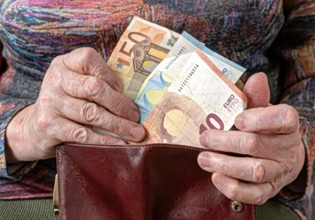 Οι αλλαγές που έρχονται στις συντάξεις χηρείας