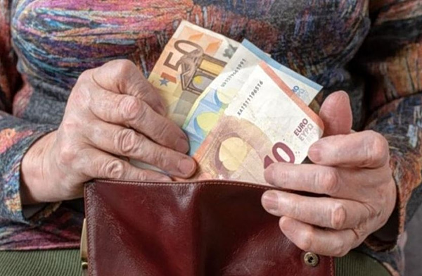 Οι αλλαγές που έρχονται στις συντάξεις χηρείας