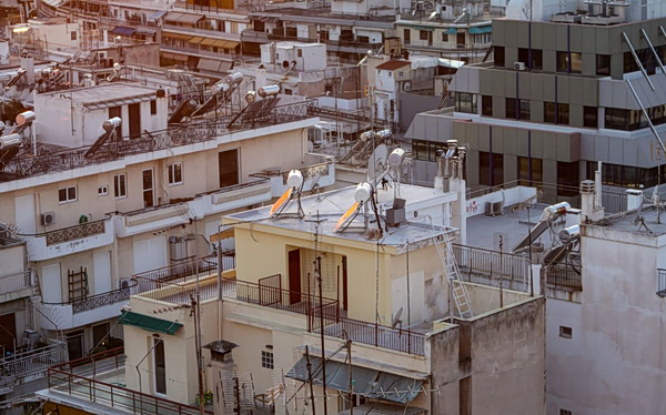 Τι αλλάζει στις σχέσεις των συνιδιοκτητών σε πολυκατοικίες και Airbnb