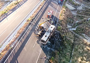 Τουρκία: Λεωφορείο τυλίχτηκε στις φλόγες μετά από σύγκρουση – 8 νεκροί ανάμεσά τους ένα 9 μηνών βρέφος
