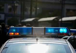 Θεσσαλονίκη: Παιδί 4,5 ετών βρέθηκε να περιφέρεται μόνο του σε πεζοδρόμιο – Συνελήφθησαν οι γονείς