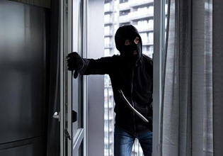 Λάρισα: Τρόμος για έγκυο – Βρέθηκε πρόσωπο με πρόσωπο με διαρρήκτη μέσα στο διαμέρισμά της