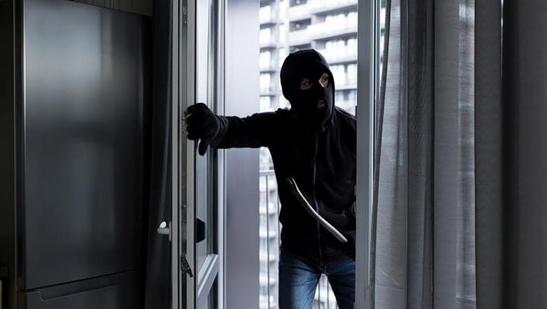 Λάρισα: Τρόμος για έγκυο – Βρέθηκε πρόσωπο με πρόσωπο με διαρρήκτη μέσα στο διαμέρισμά της