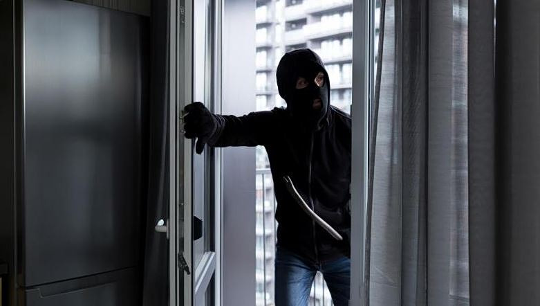 Λάρισα: Τρόμος για έγκυο – Βρέθηκε πρόσωπο με πρόσωπο με διαρρήκτη μέσα στο διαμέρισμά της