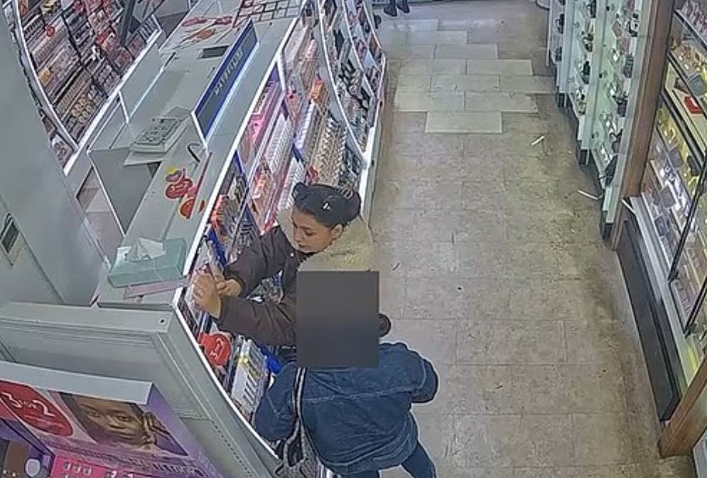 Βρετανία: Ρουμάνα ρήμαζε καταστήματα καλλυντικών στο Λονδίνο – Πάνω από 100.000 λίρες η λεία της