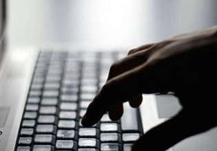 Λαύριο: Συνελήφθησαν 17χρονη και 14χρονος για παιδική πορνογραφία – Παραποιούσαν φωτογραφίες
