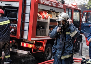 Θεσσαλονίκη: Παρανάλωμα του πυρός μοτοσικλέτα – Ζημιές σε δύο αυτοκίνητα