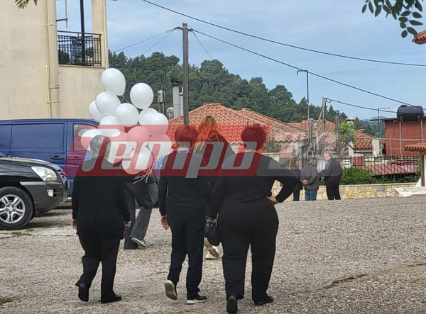 Ηλεία: Με λευκά μπαλόνια αποχαιρετούν τον 13χρονο που σκοτώθηκε με πατίνι