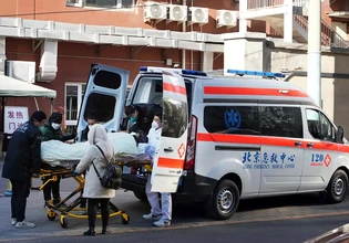 Κίνα: Τραγικό δυστύχημα ανάμεσα σε λεωφορείο και φορτηγό αφήνει πίσω 13 νεκρούς