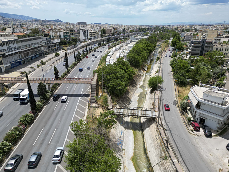 Δήμος Α.Αναργύρων-Καματερού: Αποκαταστάθηκε πεζογέφυρα που ενώνει τους Α. Αναργύρους με τη Ν. Φιλαδέλφεια