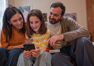 Connected Childhood: Γιατί οι έφηβοι δυσκολεύονται να αποσυνδεθούν από το διαδίκτυο;