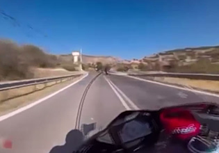 Ετρεχε με 240 χλμ/ώρα στην παλαιά ΕΟ Ελευσίνας-Θήβας – Πώς ταυτοποιήθηκε ο 37χρονος οδηγός μηχανής