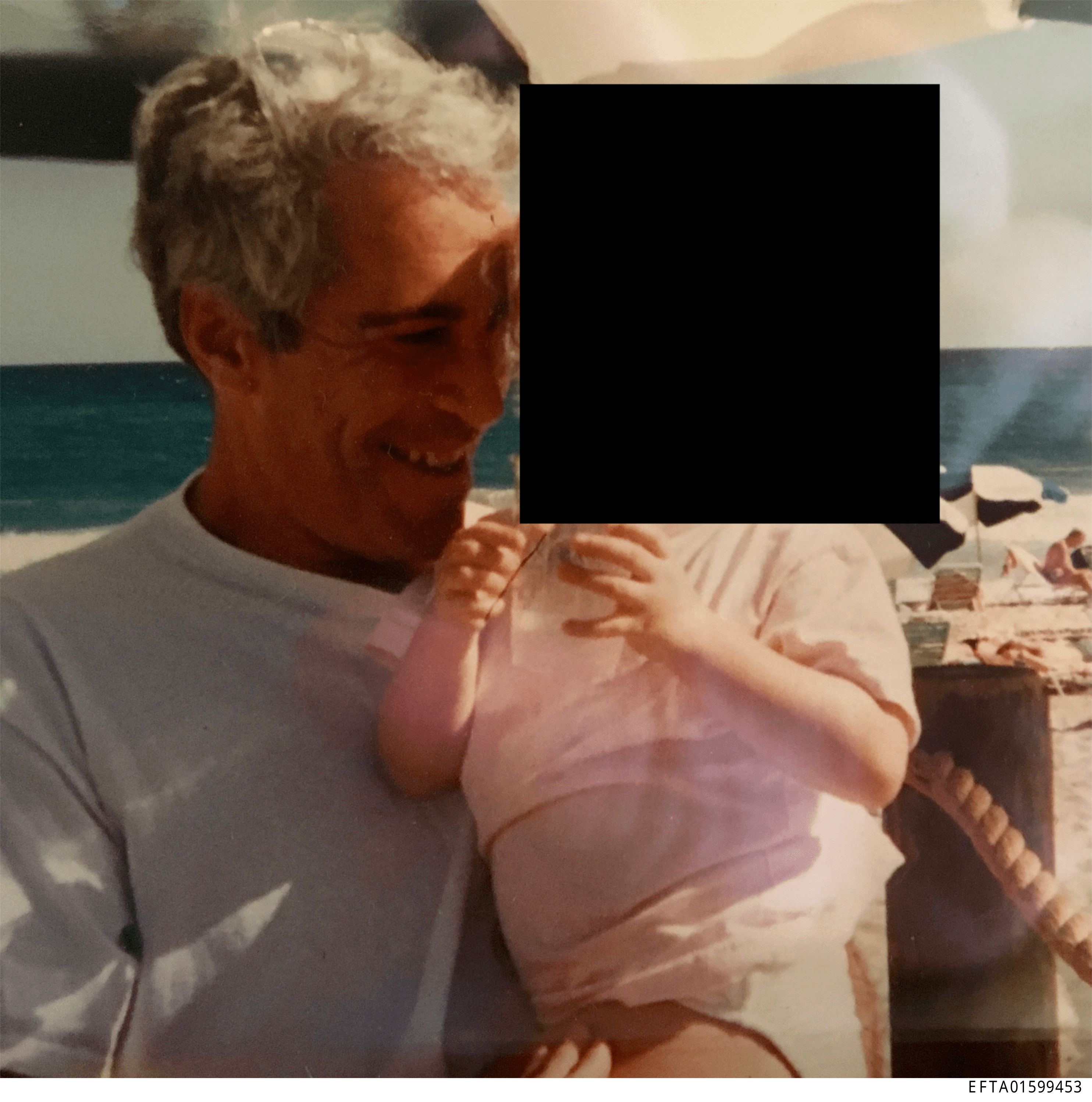 Τζέφρι Έπσταϊν με ανήλικο άτομο, Φωτογραφία που ήρθε στο φως με τη δημοσιοποίηση των αρχείων Έπσταϊν από το Υπουργείο Δικαιοσύνης των ΗΠΑ