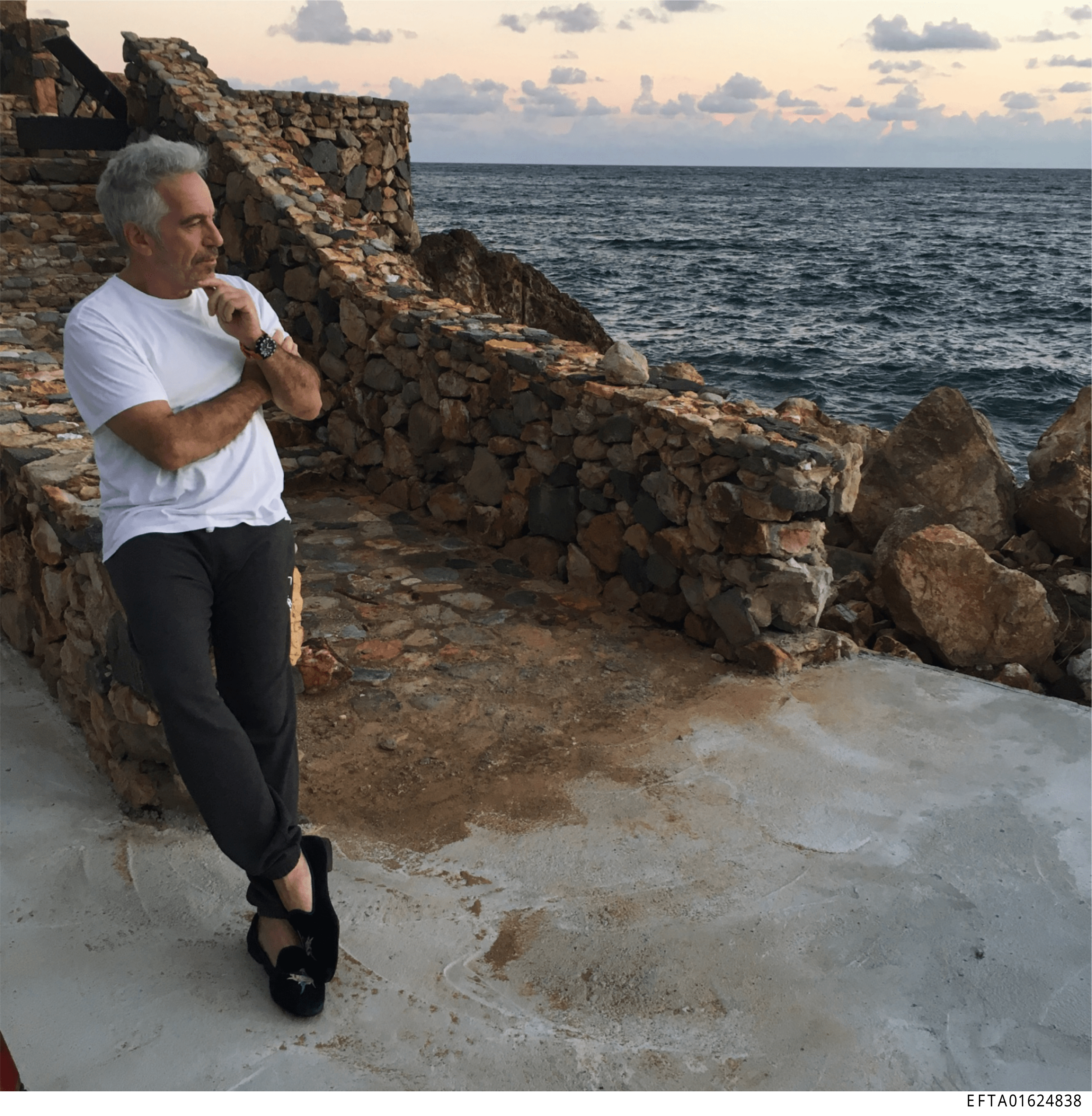 Τζέφρι Έπσταϊν, Φωτογραφία που ήρθε στο φως με τη δημοσιοποίηση των αρχείων Έπσταϊν από το Υπουργείο Δικαιοσύνης των ΗΠΑ