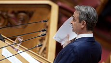 Όταν μια κυβέρνηση έχει εξαντλήσει κάθε νομιμοποίηση, το μόνο που απομένει είναι αντιθεσμικά παιχνίδια