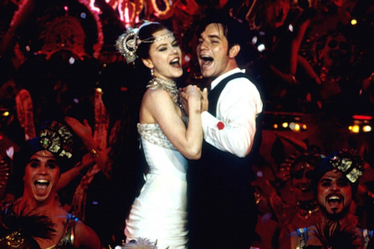 «Σφίξαμε τον κορσέ της Νικόλ και το πλευρό της έσπασε» – Η backstage ιστορία του Moulin Rouge στα 25 του