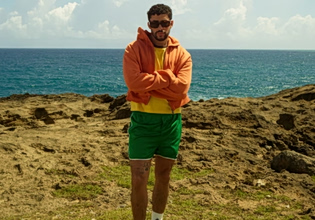 Στιλιστική ανακούφιση – Ο Bad Bunny επαναφέρει τα κανονικού μήκους σορτς