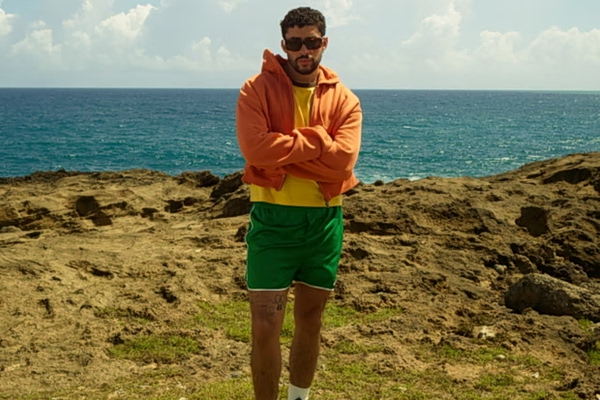 Στιλιστική ανακούφιση – Ο Bad Bunny επαναφέρει τα κανονικού μήκους σορτς στα Zara