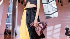 Η νέα τσάντα της Prada καταργεί την έννοια της τσάντας