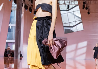 Η νέα τσάντα της Prada καταργεί την έννοια της τσάντας