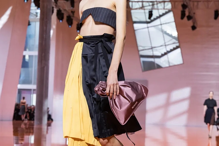 Η νέα τσάντα της Prada καταργεί την έννοια της τσάντας