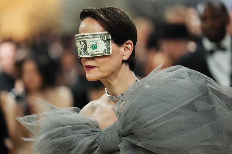 Η εμφάνιση της Σάρα Πόλσον στο Met Gala θέλησε να χλευάσει τον ακραίο πλούτο – Πέτυχε το αντίθετο