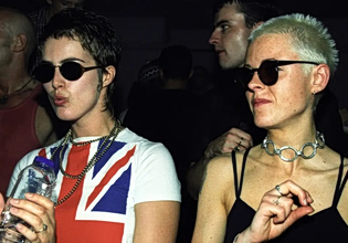 Επιστροφή στο Λονδίνο των 90s – Το κλάμπινγκ, ο απόηχος του AIDS, η άρνηση της ιεραρχίας