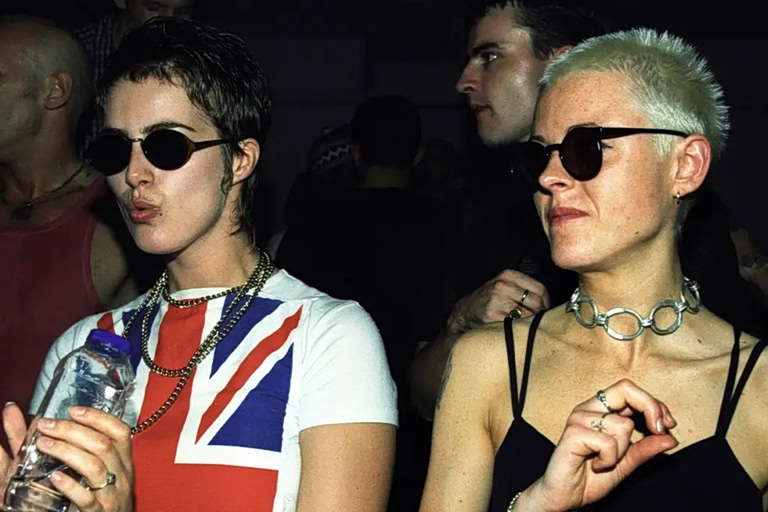 Επιστροφή στο Λονδίνο των 90s – Το κλάμπινγκ, ο απόηχος του AIDS, η άρνηση της ιεραρχίας