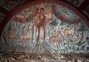 H καλύτερα διατηρημένη απεικόνιση του Ιησού, 1800 ετών – Χωρίς γένια, με κοντά μαλλιά και κομψά ρούχα