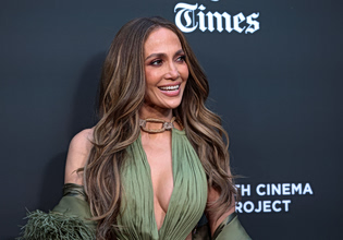 Η Τζένιφερ Λόπεζ τολμά ένα στράπλες φόρεμα Versace του 2004 και αφήνεται στην οπτική ψευδαίσθηση