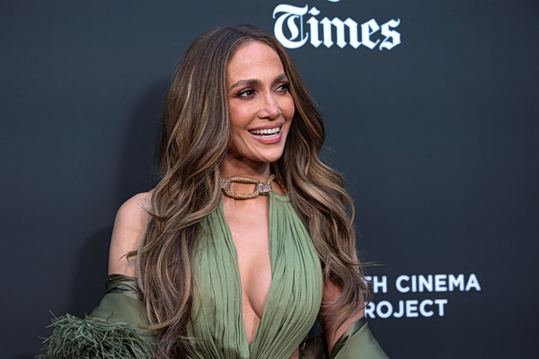 Η Τζένιφερ Λόπεζ τολμά ένα στράπλες φόρεμα Versace του 2004 και αφήνεται στην οπτική ψευδαίσθηση