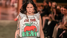 Η Louis Vuitton αγκάλιασε τον Keith Haring και το λαμπερό street style σε μια επίδειξη μόδας στη Νέα Υόρκη