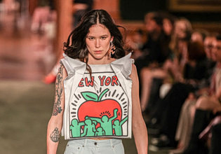 Η Louis Vuitton αγκάλιασε τον Keith Haring και το λαμπερό street style σε μια επίδειξη μόδας στη Νέα Υόρκη