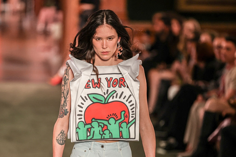 Η Louis Vuitton αγκάλιασε τον Keith Haring και το λαμπερό street style σε μια επίδειξη μόδας στη Νέα Υόρκη