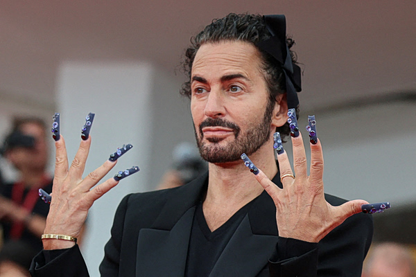 Η LVMH πούλησε τον οίκο Marc Jacobs για (σχεδόν) 1 δισεκατομμύριο δολάρια