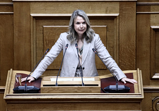 Αποστολάκη: Η κυβέρνηση αρνείται τη λογοδοσία, μετατρέπει τη Βουλή σε πεδίο αμνήστευσης και ατιμωρησίας