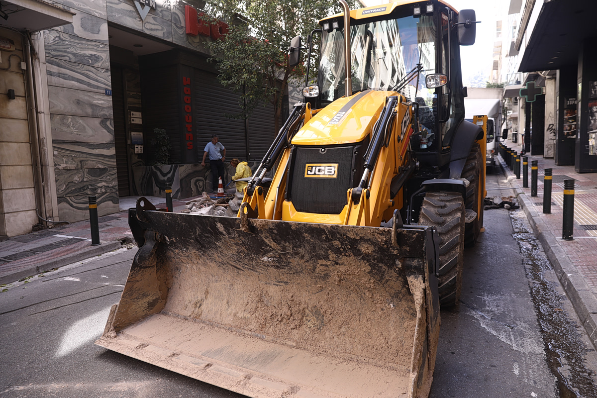 εικόνα που δείχνει στιγμιότυπο από το σημείο όπου έσπασε ο αγωγός στην οδό Αμερικής, στο κέντρο της Αθήνας
