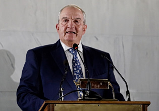 Κ. Καραμανλής: Κεραυνοί για «παράνομες ή τυπικά νομιμοφανείς» υποκλοπές και για «εμμονή των κρατούντων» στις εκπτώσεις στις δημοκρατικές αξίες