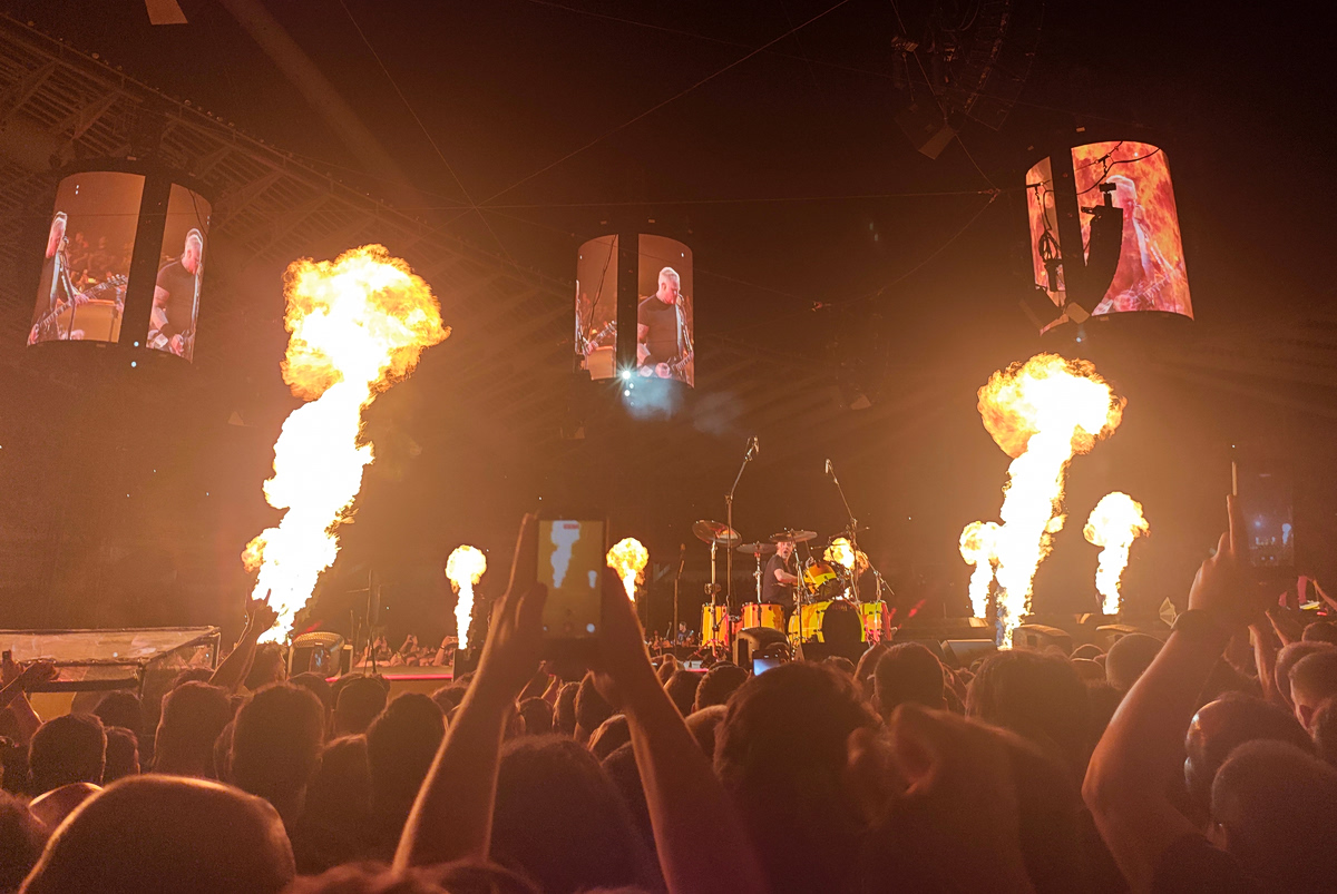 Παροξυσμός στο ΟΑΚΑ: Οι Metallica ξεσήκωσαν το κοινό παίζοντας «Ζορμπά» και «Τρύπες» [βίντεο]